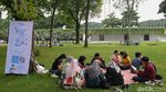 Asyiknya Baca Buku di Bawah Pohon Rindang Taman Kota