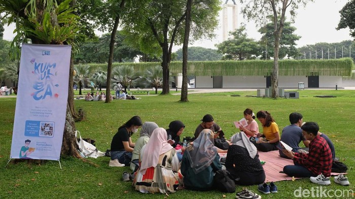 Para pegiat literasi dari komunitas Kumpul Baca membaca buku bersama di taman kota Lapangan Banteng, Jakarta. Kegiatan ini untuk menumbuhkan minat baca.