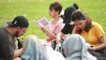 Asyiknya Baca Buku di Bawah Pohon Rindang Taman Kota
