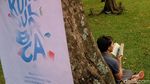 Asyiknya Baca Buku di Bawah Pohon Rindang Taman Kota