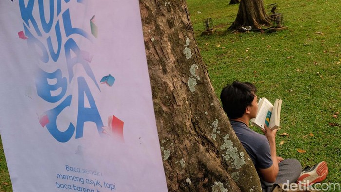 Para pegiat literasi dari komunitas Kumpul Baca membaca buku bersama di taman kota Lapangan Banteng, Jakarta. Kegiatan ini untuk menumbuhkan minat baca.