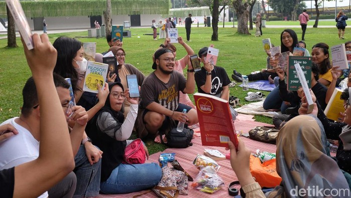 Para pegiat literasi dari komunitas 'Kumpul Baca' membaca buku bersama di taman kota Lapangan Banteng, Jakarta. Kegiatan ini untuk menumbuhkan minat baca.