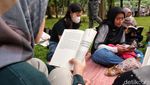 Asyiknya Baca Buku di Bawah Pohon Rindang Taman Kota