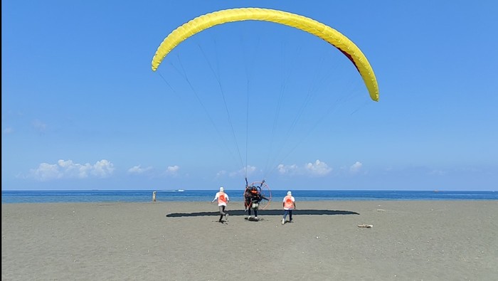 Atraksi wisata paramotor di Pantai Biaung, Banjar Biaung, Kelurahan Kesiman, Kecamatan Denpasar Timur, Kota Denpasar. (I Wayan Sui Suadnyana/detikBali)