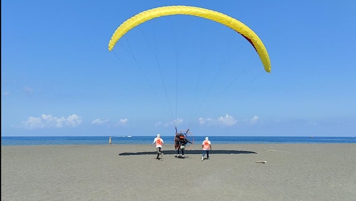 Atraksi wisata paramotor di Pantai Biaung, Banjar Biaung, Kelurahan Kesiman, Kecamatan Denpasar Timur, Kota Denpasar. (I Wayan Sui Suadnyana/detikBali)