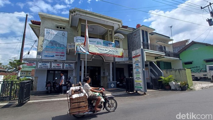 Balai Desa Sumampir, Kecamatan Rembang, Kabupaten Purbalingga, yang dijuluki sebagai kampung janda musiman, Sabtu (27/5/2023).
