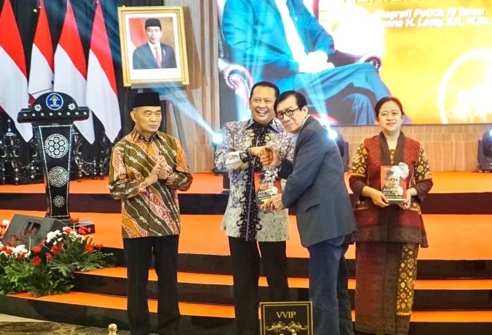 Bamsoet Apresiasi Buku Biografi Menkumham: Pak Laoly Sosok yang Istimewa