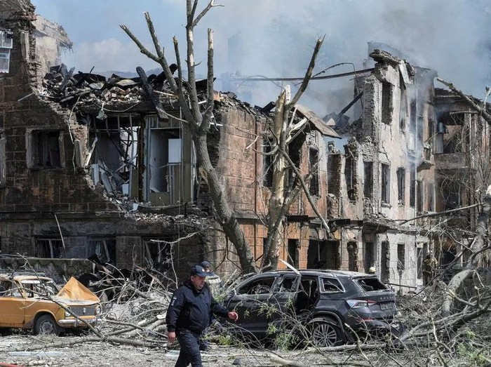 Rescuers work at the site of a clinic heavily destroyed by a Russian missile strike in Dnipro, Ukraine, May 26, 2023. REUTERS/Mykola Synelnykov