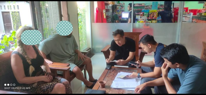 Dua WNA Denmark ditangkap Imigrasi lantaran pamer kemaluan. (Istimewa)