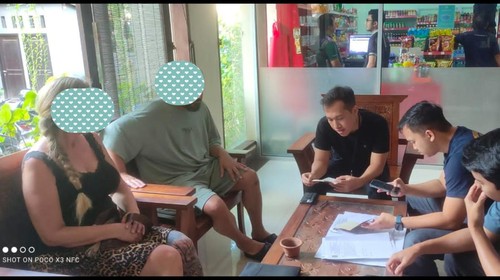 Dua WNA Denmark ditangkap Imigrasi lantaran pamer kemaluan. (Istimewa)