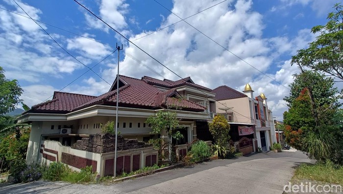 Deretan rumah mewah di Kampung Janda Musiman Desa Sumampir, Purbalingga, Sabtu (27/5/2023).