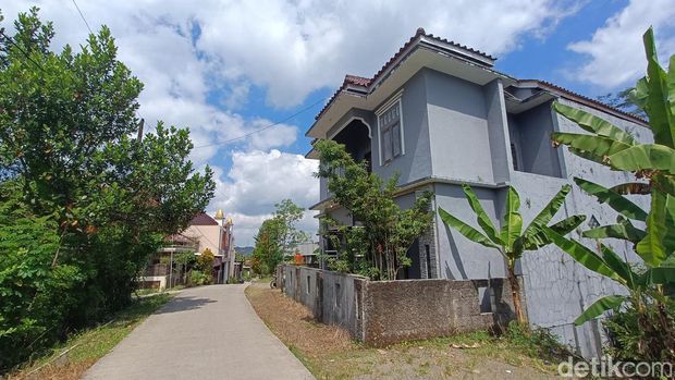 Deretan rumah mewah di 'Kampung Janda Musiman' Desa Sumampir, Purbalingga, Sabtu (27/5/2023).