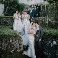 Setelah resmi menikah pada 20 Mei 2023, Enzy Storia dan Molen Kasetra menggelar resepsi pernikahan di Bali pada Jumat (26/5/2023). Enzy tampil menawan dengan gaun putih. Foto: instagram Enzy Storia