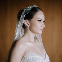 Jika di momen pernikahan sebelumnya, Enzy tampil tradisional dengan adat Minang, acara di Bali dibuat internasional. Gaun strapless dengan potongan korset mempertegas lekukan tubuh Enzy. Foto: instagram Enzy Storia