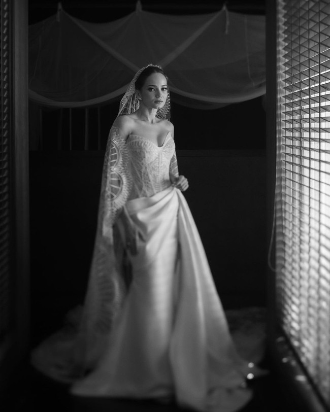 Gaun cantik Enzy tersebut dirancang oleh desainer Monica Ivena. Seperti dijelaskan di Instagramnya, korset dengan bordir tersebut merupakan gaya yang terinpsirasi dengan pattern Lebanon. Foto: instagram Enzy Storia