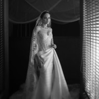 Gaun cantik Enzy tersebut dirancang oleh desainer Monica Ivena. Seperti dijelaskan di Instagramnya, korset dengan bordir tersebut merupakan gaya yang terinpsirasi dengan pattern Lebanon. Foto: instagram Enzy Storia