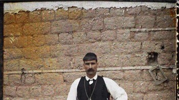Seorang Pria Berpakaian Tradisional Di Kestri, Yunani, 1912 Foto: Boredpanda