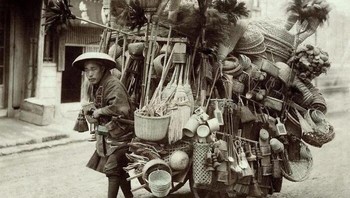 Seorang Pria Menjual Sapu Dan Keranjang. Jepang, 1890-1896 vFoto: Boredpanda