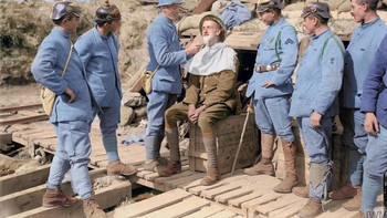 Seorang tentara Perancis mencukur tentara Inggris di ruang istirahat di Boezinge, Belgia pada 19 Agustus 1917 Foto: Boredpanda
