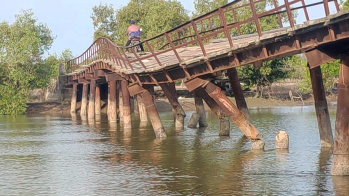 Foto: Kondisi jembatan di Aceh Timur bak roller coaster. (Istimewa)