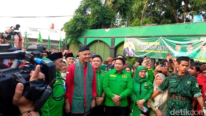 Ganjar Pranowo tiba di kantor DPW PPP Banten saat safari politik di Banten, Sabtu (27/5/2023). (Anggi/detikcom)