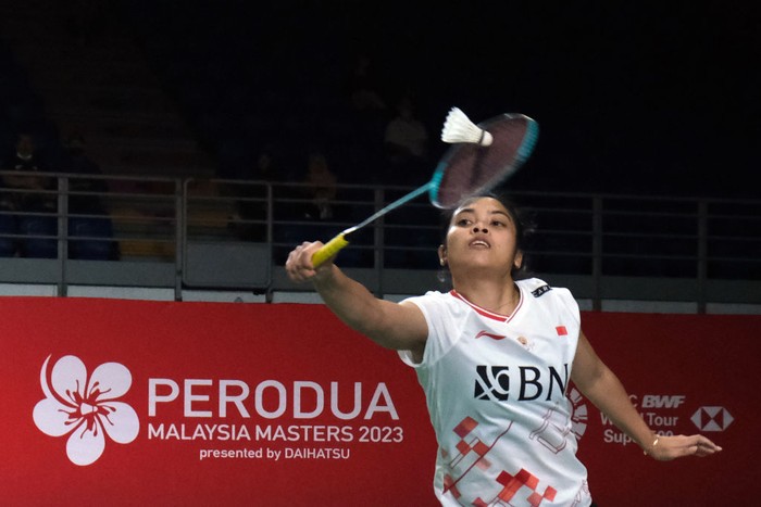 KUALA LUMPUR, MALAYSIA - MAY 26: Gregoria Mariska Tunjung of Indonesia in action against Wang Zhi Yi of China during the women singles on day four of the Perodua Malaysia Masters at Axiata Arena Bukit Jalil on May 26, 2023 in Kuala Lumpur, Malaysia. (Photo by How Foo Yeen/Getty Images)