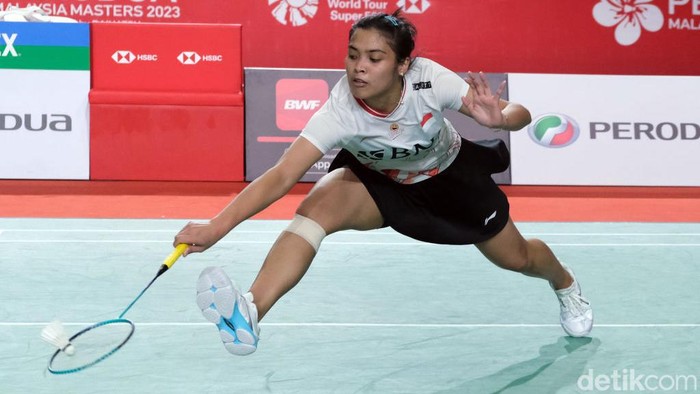 KUALA LUMPUR, MALAYSIA - MAY 27: Gregoria Mariska Tunjung of Indonesia in action against Pusarla V. Sindhu of India during the women singles semifinal match on day five of the Perodua Malaysia Masters at Axiata Arena Bukit Jalil on May 27, 2023 in Kuala Lumpur, Malaysia. (Photo by How Foo Yeen/Getty Images)