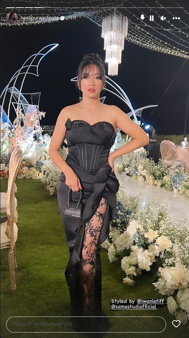 Hesti PurwadinataBersama dengan Desta dan Vincent, Hesti pun selalu menemani momen sang adik dalam memulai hidup barunya. Di pesta resepsi Enzy, Hesti tampil cantik dengan gaun hitam dengan detail belahan menerawang.Foto: Instagram Hesti Purwadinata