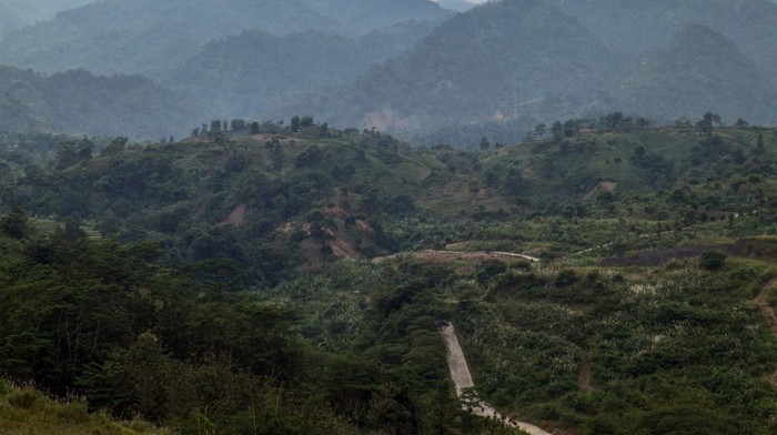 Kawasan perbukitan yang direncanakan masuk dalam kawasan jalur Puncak dua di Sukamakmur, Kabupaten Bogor, Jawa Barat, Jumat (14/4/2023). Gubernur Jawa Barat Ridwan Kamil mengungkap bahwa rencana pembangunan Jalur Puncak dua sudah masuk proyek nasional, rencananya jalur itu akan dibangun sepanjang 62,8 kilometer dengan rincian, 48,7 kilometer masuk wilayah Kabupaten Bogor dan sisanya 18,5 kilometer masuk wilayah Kabupaten Cianjur yang diharapkan menjadi solusi macet di Jalan Raya Puncak. ANTARA FOTO/Yulius Satria Wijaya/rwa.