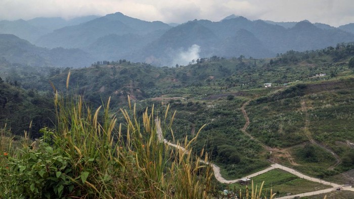Intip Lokasi yang Bakal Dibangun Jalur Puncak 2 Kawasan perbukitan yang direncanakan masuk dalam kawasan jalur Puncak dua di Sukamakmur, Kabupaten Bogor, Jawa Barat, Jumat (14/4/2023). Gubernur Jawa Barat Ridwan Kamil mengungkap bahwa rencana pembangunan Jalur Puncak dua sudah masuk proyek nasional, rencananya jalur itu akan dibangun sepanjang 62,8 kilometer dengan rincian, 48,7 kilometer masuk wilayah Kabupaten Bogor dan sisanya 18,5 kilometer masuk wilayah Kabupaten Cianjur yang diharapkan menjadi solusi macet di Jalan Raya Puncak. ANTARA FOTO/Yulius Satria Wijaya/rwa.