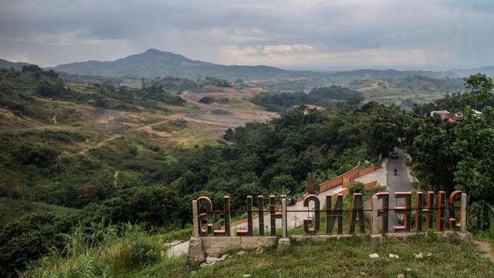 Intip Lokasi yang Bakal Dibangun Jalur Puncak 2 Kawasan perbukitan yang direncanakan masuk dalam kawasan jalur Puncak dua di Sukamakmur, Kabupaten Bogor, Jawa Barat, Jumat (14/4/2023). Gubernur Jawa Barat Ridwan Kamil mengungkap bahwa rencana pembangunan Jalur Puncak dua sudah masuk proyek nasional, rencananya jalur itu akan dibangun sepanjang 62,8 kilometer dengan rincian, 48,7 kilometer masuk wilayah Kabupaten Bogor dan sisanya 18,5 kilometer masuk wilayah Kabupaten Cianjur yang diharapkan menjadi solusi macet di Jalan Raya Puncak. ANTARA FOTO/Yulius Satria Wijaya/rwa.
