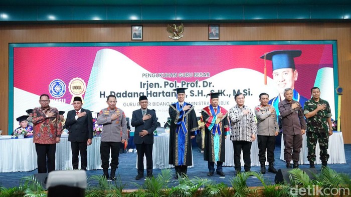 Irjen Dadang saat dikukuhkan sebagai Guru Besar Ilmu Administrasi Publik. (Foto: Ahsanul Hikmah/detikSumut)