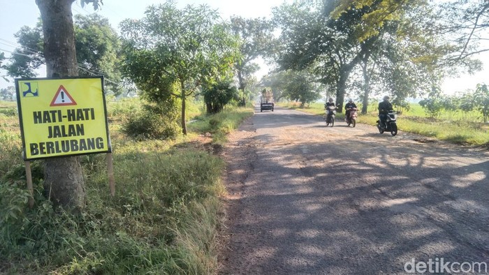 Jalan berlubang di jalur Jatiwangi-Ligung, Majalengka.