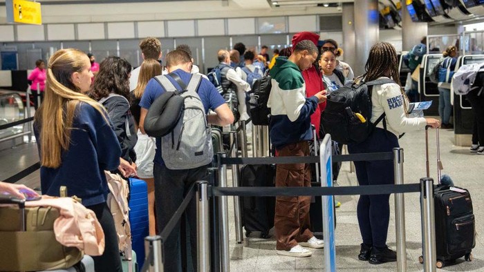 LONDON, ENGLAND - MAY 26: People queue to check in at Heathrow Airport on May 26, 2023 in London, England. British Airways was forced to cancel dozens of flights after IT problems on Thursday. The cancelations come on what was expected to be the busiest day for UK air travel since 2019. (Photo by Carl Court/Getty Images)