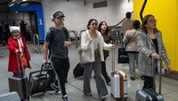 Orang-orang berjalan di antara terminal di Bandara Heathrow pada 26 Mei 2023 di London, Inggris. British Airways terpaksa membatalkan puluhan penerbangan setelah masalah TI pada hari Kamis. 
