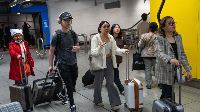 LONDON, ENGLAND - MAY 26: People queue to check in at Heathrow Airport on May 26, 2023 in London, England. British Airways was forced to cancel dozens of flights after IT problems on Thursday. The cancelations come on what was expected to be the busiest day for UK air travel since 2019. (Photo by Carl Court/Getty Images)