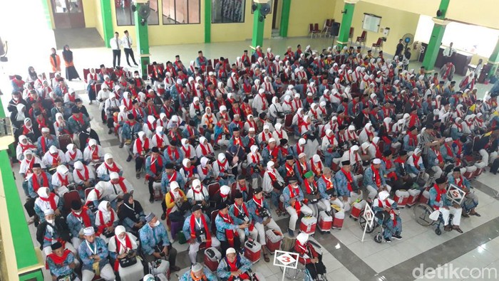 Jemaah haji Embarkasi Solo di Asrama Donohudan, Boyolali.