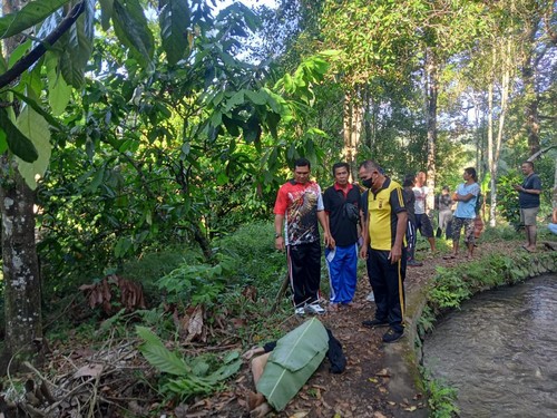 Jenazah KM saat dievakuasi oleh warga Desa Banyuseri, Kecamatan Banjar, Kabupaten Buleleng, Bali, Sabtu (2z/5/2023). (IST)