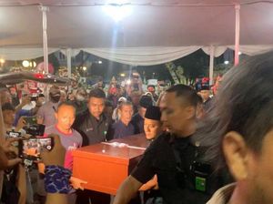 Momen Jenazah Sarwono Kusumaatmadja Tiba di Rumah Duka