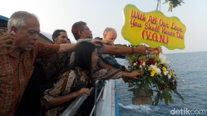Kuburan ayahku Laut Jawa. Kira-kira begitu sepenggal kalimat yang ada dalam benak Joop Nahuysen, anak tentara Belanda yang menebar bunga di Laut Jawa.