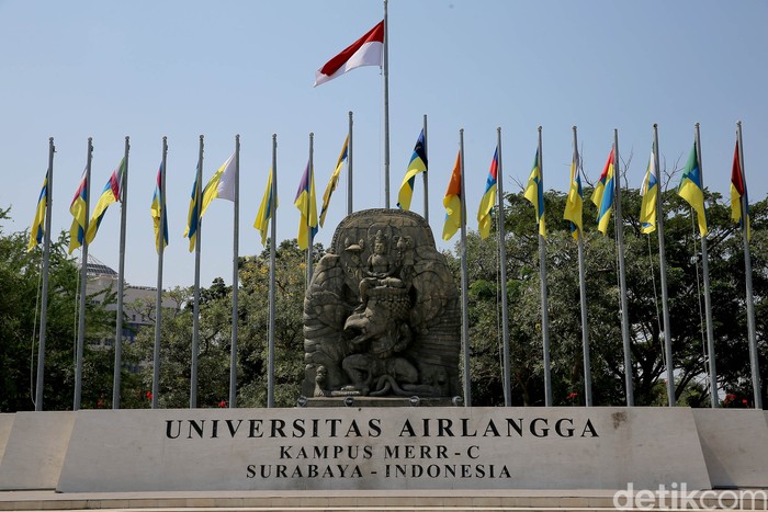 Potret Gedung-gedung Kampus dan Logo Universitas Airlangga (UNAIR) Surabaya, Jawa Timur.