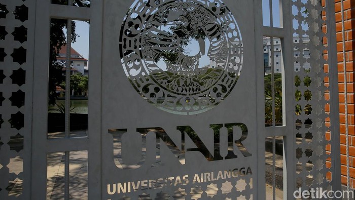 Potret Gedung-gedung Kampus dan Logo Universitas Airlangga (UNAIR) Surabaya, Jawa Timur.