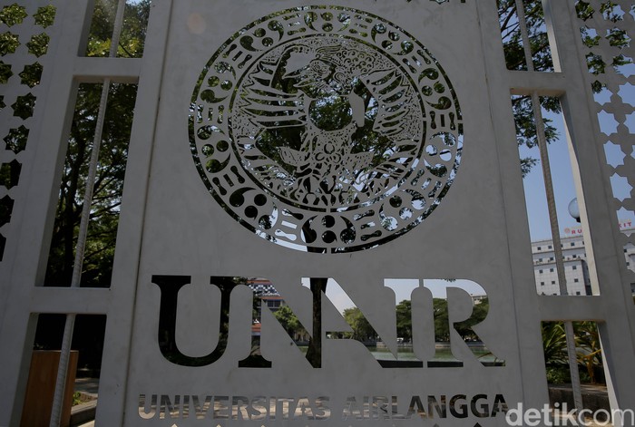Potret Gedung-gedung Kampus dan Logo Universitas Airlangga (UNAIR) Surabaya, Jawa Timur.