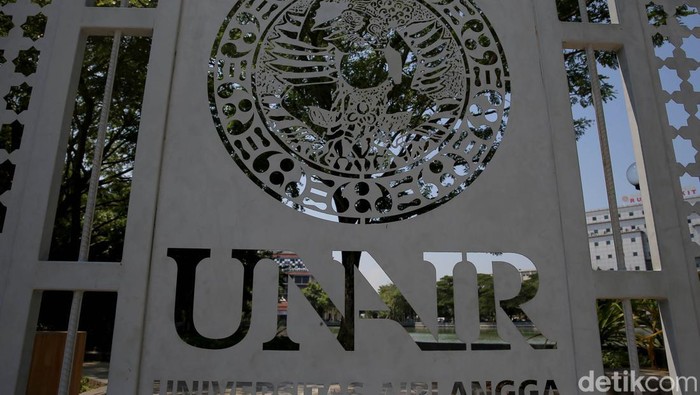 Potret Gedung-gedung Kampus dan Logo Universitas Airlangga (UNAIR) Surabaya, Jawa Timur.
