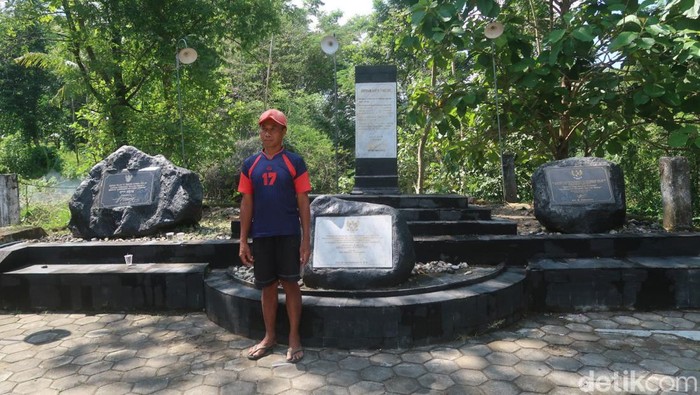 Kasiyoto saat berdiri di depan monumen gempa 27 Mei, Bantul, Jumat (26/5/2023).