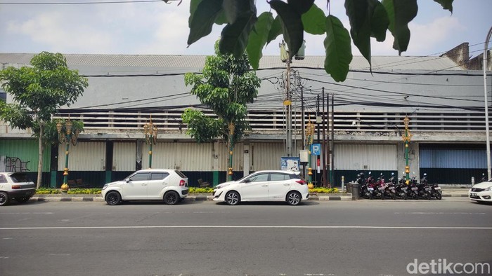 Banyak pertokoan di kawasan Kayutangan, Kota Malang sebagai salah satu pusat bisnis sejak zaman kolonial. Namun kebanyakan dari rumah toko (ruko) itu tutup.