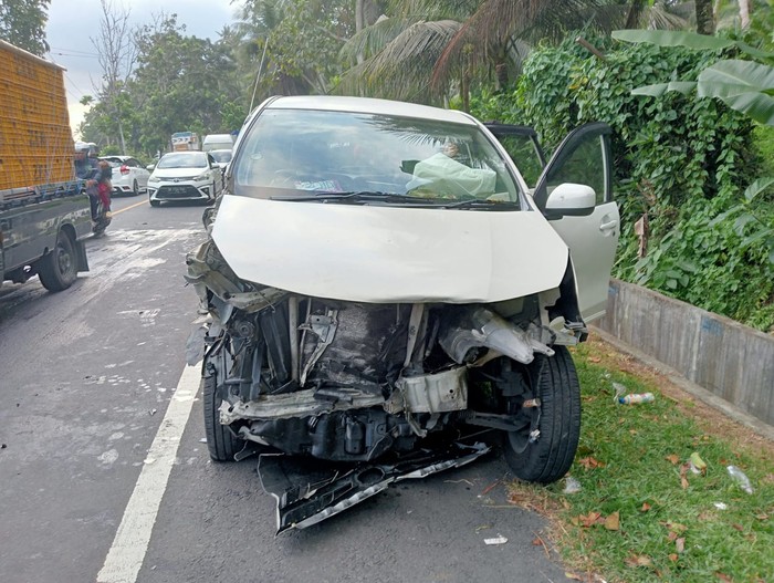 Salah satu kendaraan ringsek dalam kecelakaan lalu lintas di Jalan Raya Jurusan Denpasar-Gilimanuk, tepatnya di Desa Pengeragoan, Kecamatan Pekutatan, Kabupaten Jembrana, Sabtu (27/5/2023). (Istimewa)