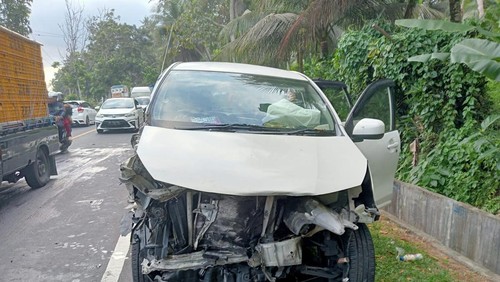 Salah satu kendaraan ringsek dalam kecelakaan lalu lintas di Jalan Raya Jurusan Denpasar-Gilimanuk, tepatnya di Desa Pengeragoan, Kecamatan Pekutatan, Kabupaten Jembrana, Sabtu (27/5/2023). (Istimewa)