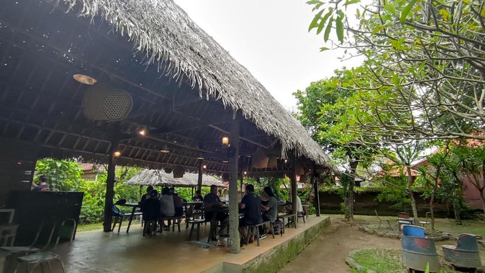 Suasana Kedai Kopi Tempo Dulu di Jalan Noja Nomor 23, Desa Kesiman Petilan, Kecamatan Denpasar Timur, Kota Denpasar. (I Wayan Sui Suadnyana/detikBali)