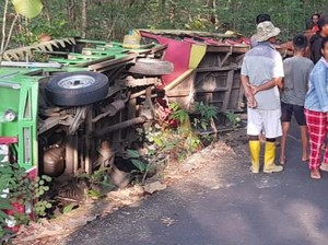 Sepur Kelinci Angkut Puluhan Lansia Terguling di Bayat Klaten